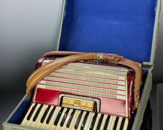  Weltmeister  Vintage German Made TOP Piano Accordion Original Case: 10x18.5x20in	22.5lbs	970009
