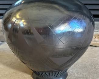 Mata Ortiz Blackware Geometric Vase Pot Corrugated Rim Native American 	9in H x 4 .25 in Diameter at rim 		107035
