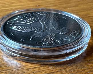 1986 Sunshine Mint 1 Troy Ounce Fine Silver .999 Coin 	Case: 1.75in Diameter 		107027
