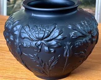 1930s Tiffin Glass Black Amethyst Satin Aster Pattern Art Deco Vase 16273	5.5x7x7 Hole Diameter 4.25		110004
