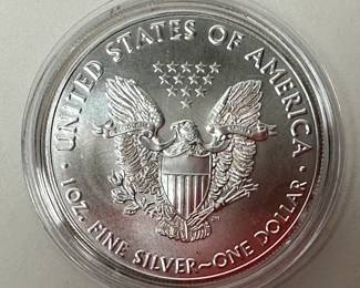 2018 $1 Dollar American Silver Eagle One Ounce Uncirculated Coin  .999 Fine Silver 	Case: 2in Diameter 		107043
