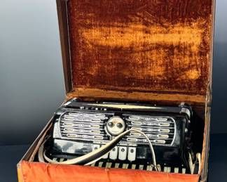 Titano Vintage Italian Made TOP Piano Accordion Standard Model	Case: 9x21x18.75in	29lbs 	970010
