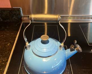 Le Creuset Whistling Blue Tea Kettle 1.6L	10x8x8		105010
