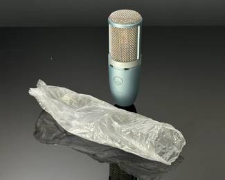AKG Perception 220 Cardioid Condenser Microphone in Case P220 #2	5.5x9x9in	4 lbs 3.5 oz	970024

