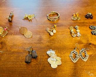 Lot of 15 Sets of Earrings		1lb	105014
