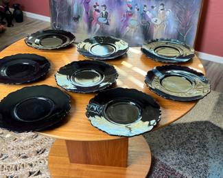 Set of 8 Vtg 1930s L.E. Smith Mount Pleasant Black Amethyst plates	7.75in diameter 		110038
