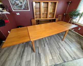 Danish Teak Midcentury Modern Extending Dinning Table 	29.25x39.5x63-110in		110056

