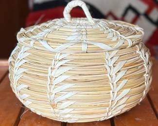 5in Tohono O'odham Papago Lidded Bowl Basket Native American 	4.5in H x 5in Diameter at Opening 		104012
