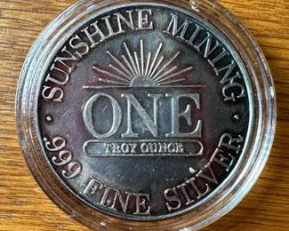 1986 Sunshine Mint 1 Troy Ounce Fine Silver .999 Coin 	Case: 1.75in Diameter 		107027
