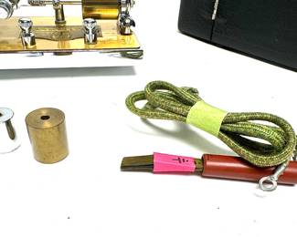 Vibroplex Gold Bug Presentation Telegraph Key in Case Morse Code Paddle 	4.5x4.5x9in 	5lbs 12 oz 	970074
