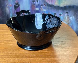 Black Amethyst Glass Handled Bowl w Flower Design	9 x 7.5 x 4in		110011
