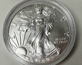 2019 $1 Dollar American Silver Eagle One Ounce Uncirculated Coin  .999 Fine Silver 	Case: 2in Diameter 		107044
