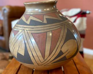 Luis Ortiz Mata Ortiz Pot Native American Pottery  Polychrome 	10.5in H x 4.25in Diameter at rim		104001
