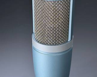 AKG Perception 220 Cardioid Condenser Microphone in Case P220 #1	5.5x9x9in	4 lbs 3.5 oz	970023
