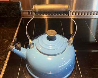 Le Creuset Whistling Blue Tea Kettle 1.6L	10x8x8		105010
