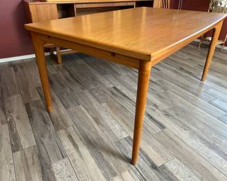 Danish Teak Midcentury Modern Extending Dinning Table 	29.25x39.5x63-110in		110056
