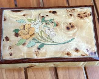 Italian/Swiss Inlay Jewelry Music Box Birdseye Maple 	2.75x6.5x4in		104046

