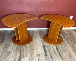 2pc Contemporary/Midcentury Teak Half Moon End Tables Pair	2.05x29.5x25in		110058
