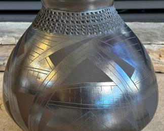 Mata Ortiz Blackware Geometric Vase Pot Corrugated Rim Native American 	9in H x 4 .25 in Diameter at rim 		107035
