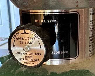 Vintage Coleman 220k 195 2 Mantle Lantern in Box 220k195 	Box: 15x8x8in 		104049
