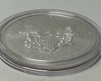 2018 $1 Dollar American Silver Eagle One Ounce Uncirculated Coin  .999 Fine Silver 	Case: 2in Diameter 		107043
