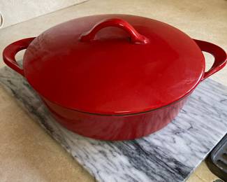round enameled cast iron dutch oven, marble board