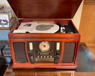 vintage-look turntable, casssette, CD, with CD-record capability