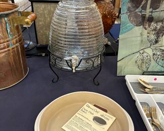 Beehive drink dispenser and stand.  Pampered Chef Deep Dish Baker