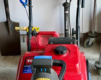 Toro Power Clear 518 ZE 18" Width 99cc OHV 4 Cycle Engine and Electric Start Snowblower