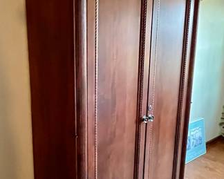 Ethan Allen Wardrobe With 4 Drawers and Clothes Bar