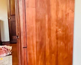 Ethan Allen Wardrobe With 4 Drawers and Clothes Bar