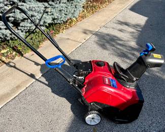 Toro Power Clear 518 ZE 18" Width 99cc OHV 4 Cycle Engine and Electric Start Snowblower