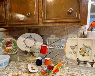 MCM “Swiss Alpine” by Marcrest Platter and Mixing Bowls, Pyrex Amish Butterprint, Enamelware Measuring Cups