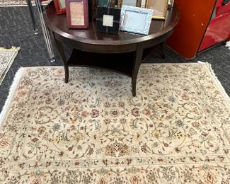 Neutral color rug - photo frames, round coffee table