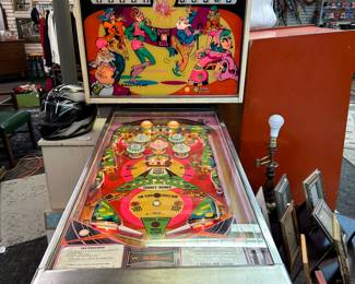 Williams Swinger Pinball Machine.. HOURS OF FUN!! 
Working condition 