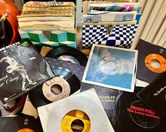 1960’s-70’s 45 records in mint condition
$3ea - Beatles, Elton John, Grand Funk, Stevie Wonder…
Carrier boxes only $15 ea