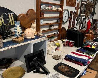 Knicknacks, kitties, mugs