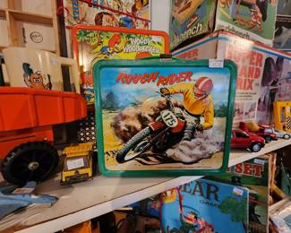 Several great vintage lunchboxes!