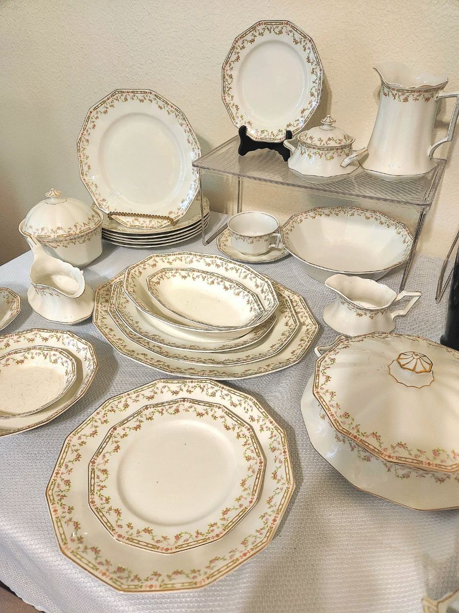 Clowns, Cameras and Crystal Payson Estate Sale starts on 11/11/2023