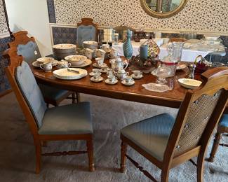 Beautiful dining room table and six chairs