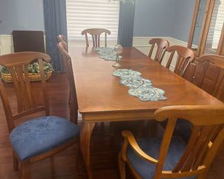 8 seat Stanley dining room table and hutch