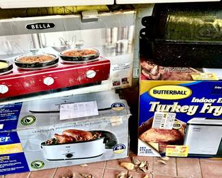 INDOOR ELECTRIC TURKEY FRYER, OSTER 22 QUART ROASTER OVEN.