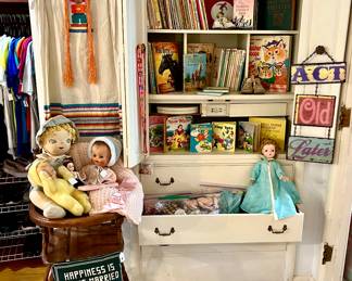 KID'S READING CORNER.