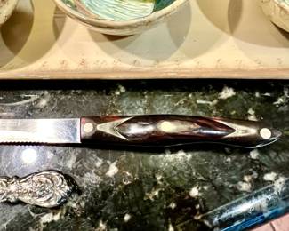 CUTCO BREAD KNIFE.