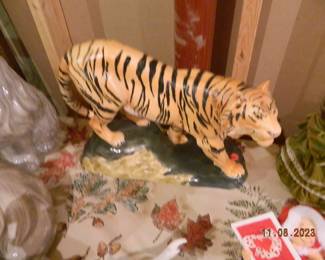 tiger statue