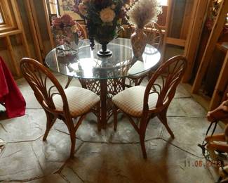glass table with 4 chairs