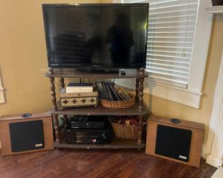 36" flatscreen TV, stereo, DVD/CD player