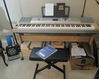 Yamaha Keyboard w/ speakers. 