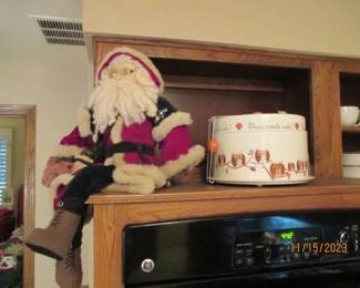 Ho Ho Ho....never know where Santa is hiding....sometimes in plain sight!  Cake/Pie carry unit.  3 pieces.