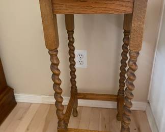 Oak Barley Twist Leg Side Table/Lamp Table